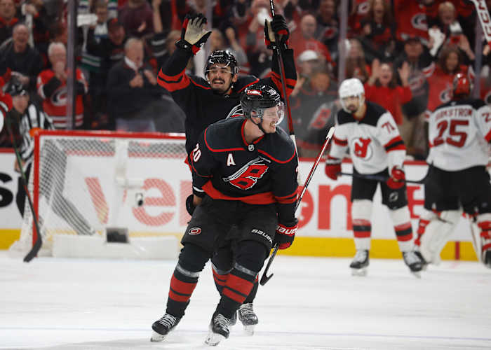 Aho's explosie duwt orkanen voorbij Devils 5-4 in dubbele OT om vooruit te komen in Stanley Cup Playoffs