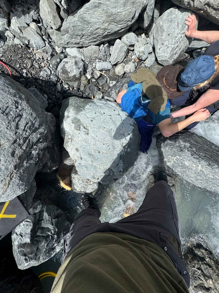 Alaska-man ongeschonden nadat hij drie uur was vastgemaakt door 700 pond kei in Glacier Creek
