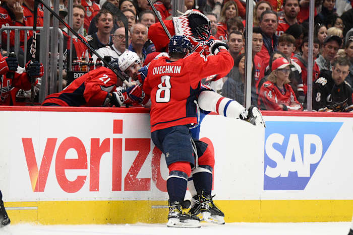 Alex Ovechkin leidt de hoofdsteden naar de tweede ronde tegen Carolina door te scoren en te slaan