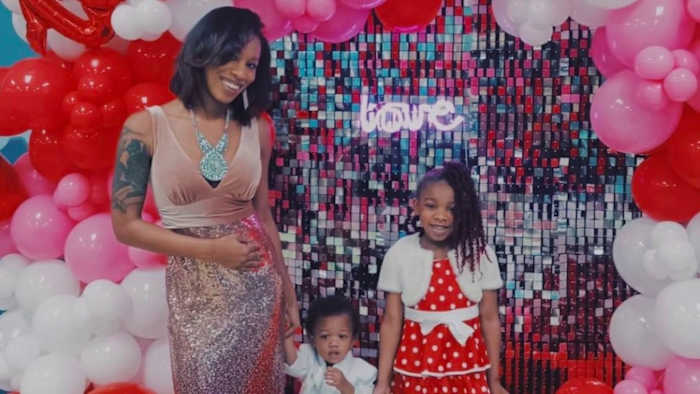 Alleenstaande moeder zegt dat het maken van eindjes 'behoorlijk uitdagend' is geweest nadat de ontslagen van de federale overheid