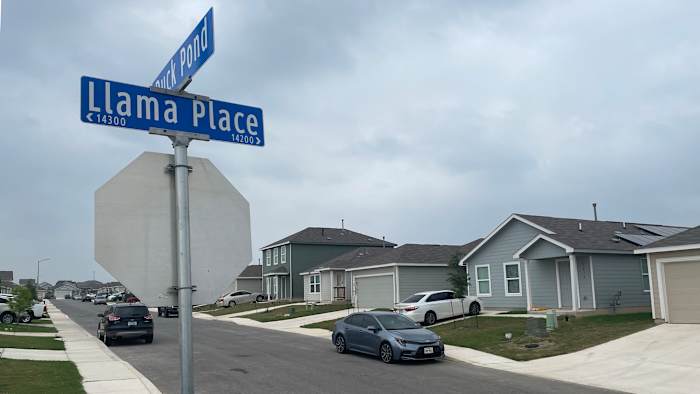 BCSO roept zoektocht naar de man die een vrachtwagen heeft gestolen, neergeschoten op eigenaar in West Bexar County