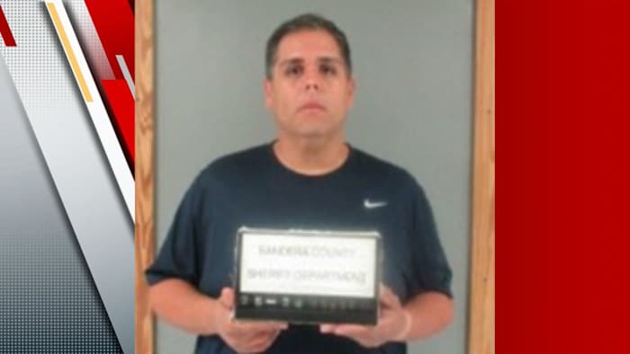 Bandera High School Staffer gearresteerd, beschuldigd van een onjuiste relatie met student, zeggen ambtenaren