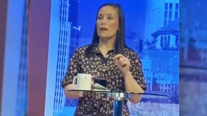 Beelden toont de burgemeesterskandidaat Gina Ortiz Jones die mobiel vasthoudt tijdens een opgenomen univisie -debat