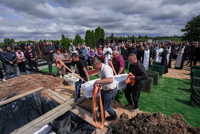 Begrafenis van 3 broers en zussen die zijn gedood in Russische staking onderstreping van de montage van de Oekraïense families