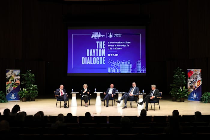 Bij herdenking van Dayton Peace Accords, dringt de NAVO -leider aan op militaire uitgaven om Rusland tegen te gaan