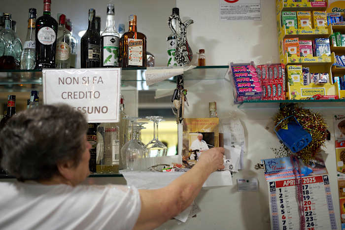 Bij mis in woonprojecten en toeristische hotspots, bidden Romeinen de volgende paus gericht op armoede en vrede