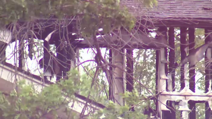 Brand overspoelt Northeast Side Home Nadat de mens de persoon ziet die dakloosheid ervaren Flee Scene, zegt Safd