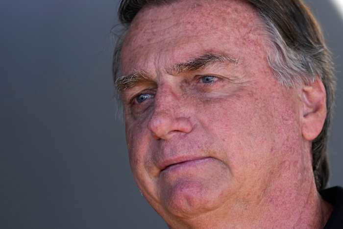 Braziliaanse ex-president Jair Bolsonaro is uit de intensive care maar nog steeds in het ziekenhuis, zeggen artsen