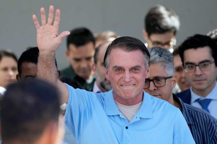 Braziliaanse ex-president Jair Bolsonaro verlaat ziekenhuis na herstel van darmchirurgie