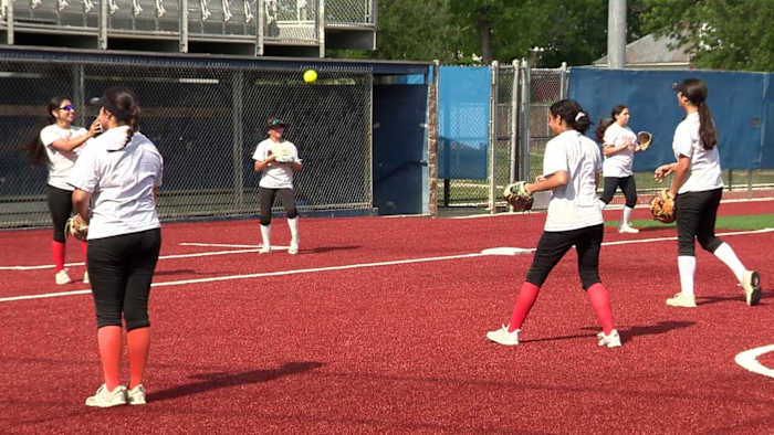 Burbank's zinderende bats power softbal-team voor de eerste playoff-optreden van de tweede ronde sinds 2009