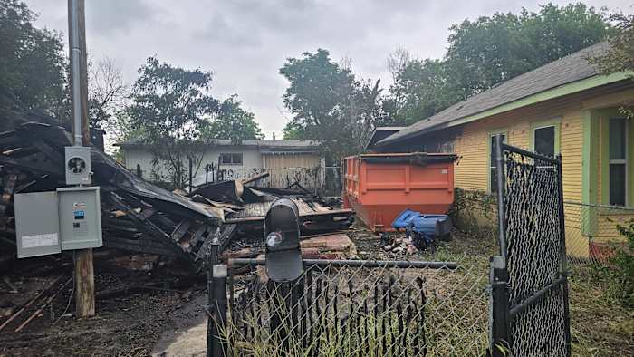 Buren geloven dat indringers in brand zijn gestart dat vernietigde, beschadigde westkant huizen