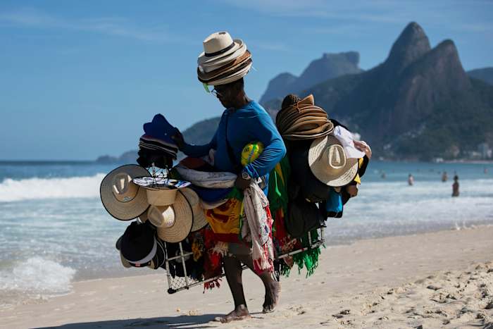 Burgemeester van Rio verlicht zijn nieuwe regels voor live strandmuziek na een protest