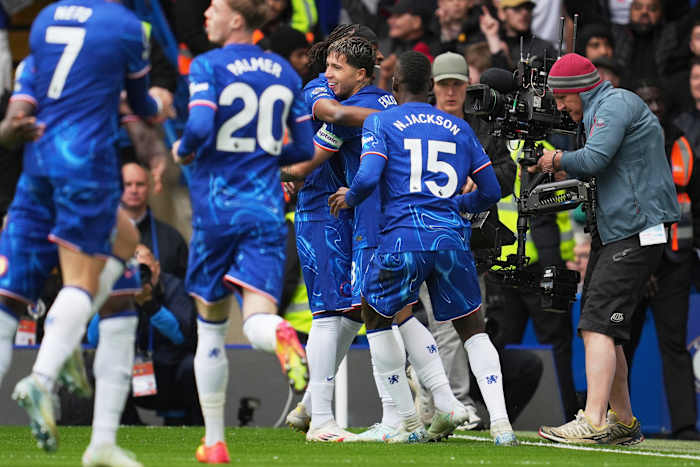 Chelsea wint en Newcastle trekt zich om de top-vijf race aan te scherpen, zoals United opnieuw verliest in Premier League