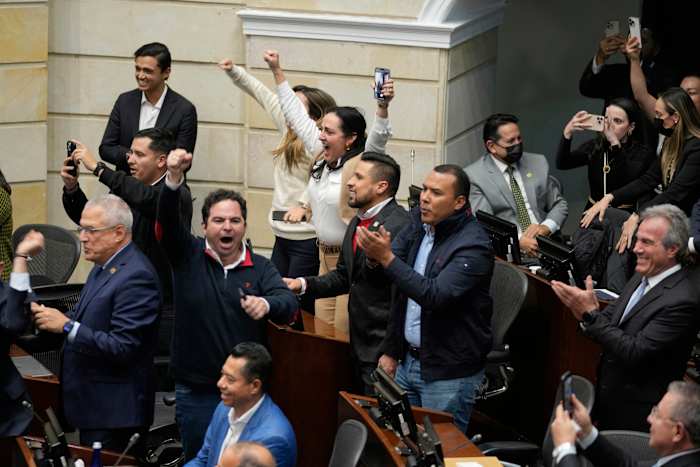 Colombiaanse wetgevers verwerpen het referendum van de arbeidsoverherving van president