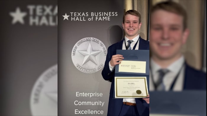 Comal ISD Graduate verdient makelaarslicentie voordat hij naar de universiteit gaat