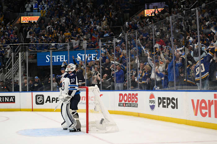 Connor Hellebuyck en de Jets organiseren de Blues in Game 7 van hun 1e Round NHL Playoff-serie