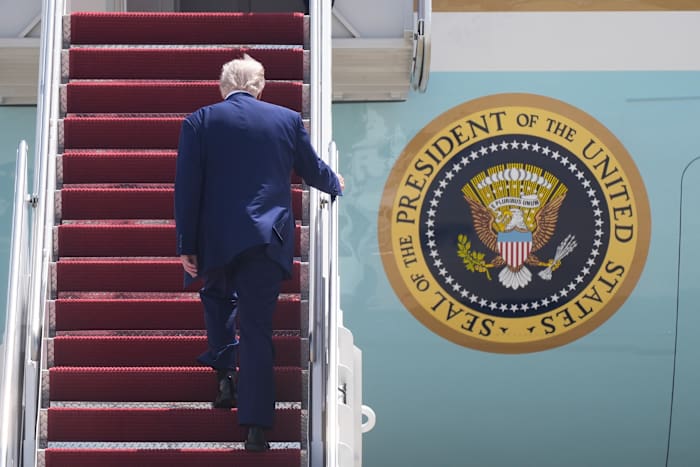 Correspondenten van het Witte Huis protesteren het gebrek aan draadverslaggevers op Air Force One