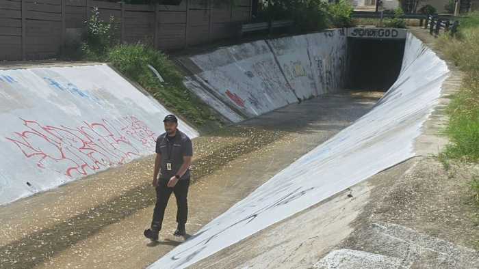Crew neemt naar de straten van San Antonio om de dood te voorkomen bij mensen die in het afvoersysteem leven