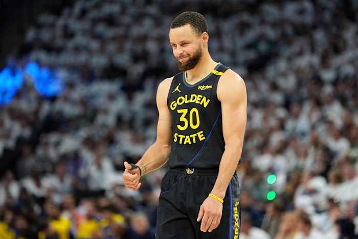 Curry verlaat de overwinning van Warriors vs. Wolves met hamstringstam, waardoor de rest van de serie in kwestie wordt gesteld