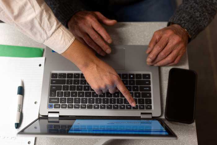 De Digital Equity Act probeerde de digitale kloof te sluiten. Trump noemt het racistisch en handelt om het te beëindigen