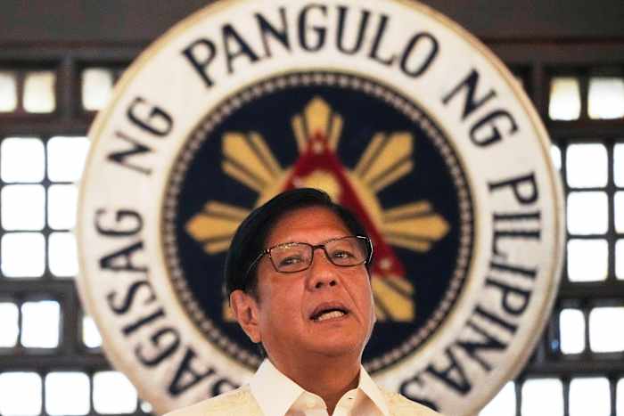 De Filippijnse president roept op dat alle kabinetssecretarissen ontslag nemen na verkiezings tegenslagen