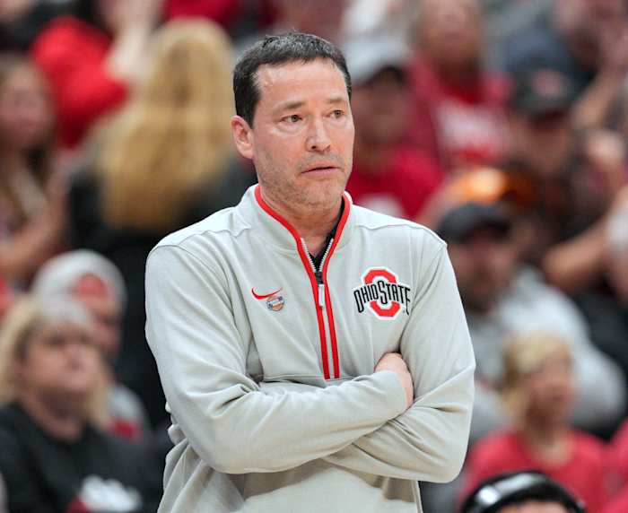 De basketbalcoach van de dames van Ohio State, belast met rijden terwijl ze gehandicapt zijn