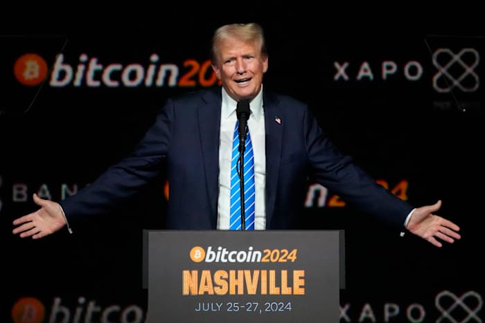 De crypto -industrie zag Trump als een kampioen. Sommigen zijn nu bang dat hij eerst persoonlijke winst stelt