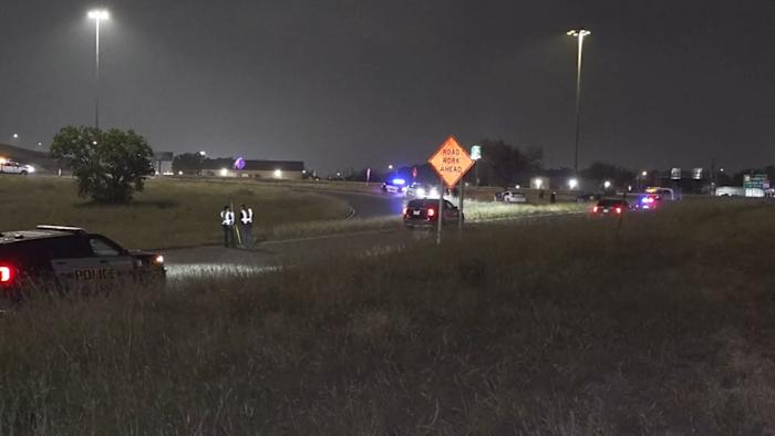De man gedood nadat hij in boom langs US Highway 90 is neergestort, zegt de politie van San Antonio