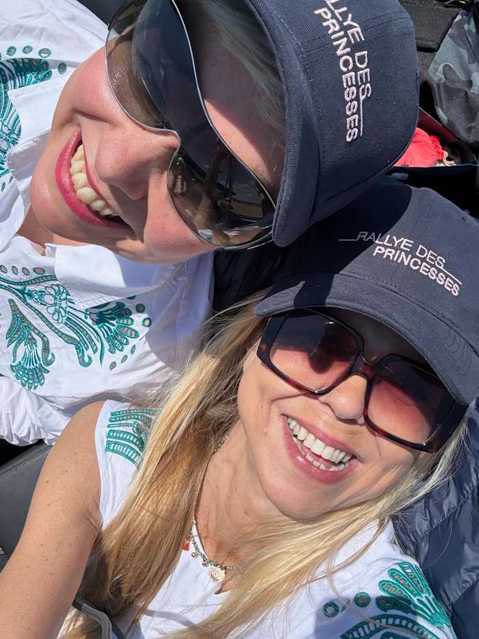 De navigator is blind en de bestuurder heeft pijn, maar ze racen door Frankrijk, busting barrières