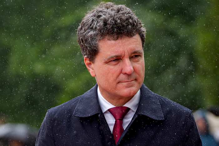 De nieuwe president van Roemenië wordt beëdigd naarmate een politieke crisis is afgenomen, maar daagt opdagen op