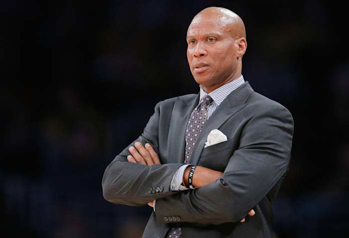 De rechtszaak beschuldigt de voormalige Los Angeles Lakers -ster Byron Scott van seksueel misbruik van tienermeisje in 1987