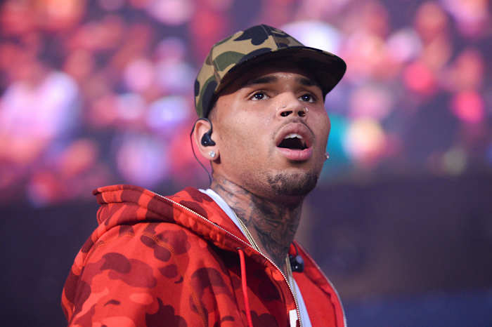 De tournee van zanger Chris Brown in kwestie, terwijl de Britse rechter hem in hechtenis bevat bij aanvalsheffing