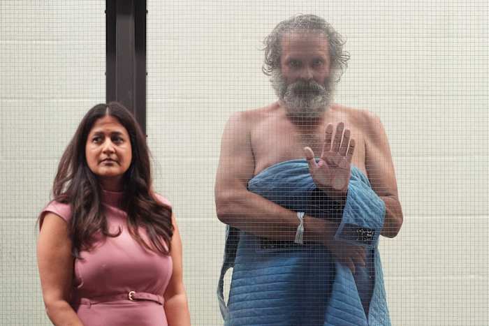 De vermeende stalker van Jennifer Aniston verschijnt in de rechtbank shirtless en een rechter beveelt een mentale evaluatie