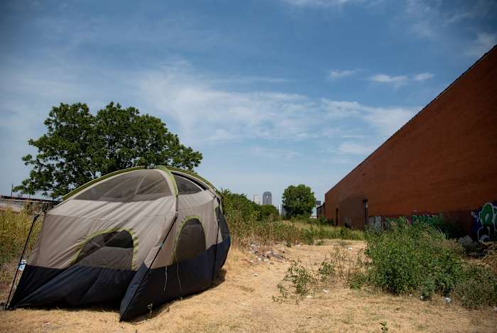 De wetgever van Texas verdeelde abrupt zijn wetsvoorstel om steden te straffen die niet omgaan met dakloze kampementen
