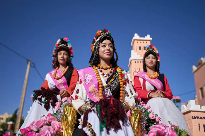 De woestijn bloeit, rozen parfum de lucht en een Marokkaanse stad komen tot leven