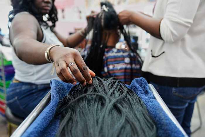 De zwarte haarindustrie importeert producten uit China. Dit is wat tarieven betekenen voor vlechten en pruiken