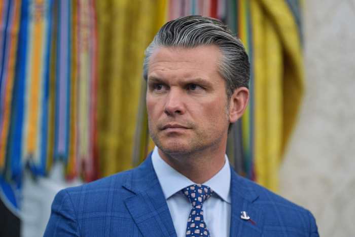 Defensie -secretaris Hegseth, bedevigd door lekken, bestelt meer beperkingen op de pers bij Pentagon
