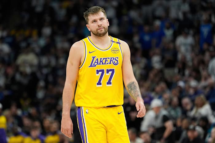 Doncic worstelt door maagproblemen op matte 17-punts nacht terwijl Lakers achter op T-Wolves raken