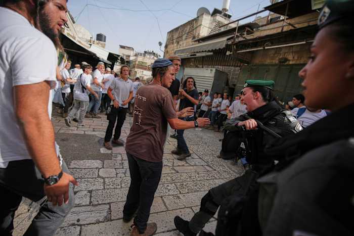 Duizenden Israëlische nationalisten chanten 'dood aan Arabieren' tijdens de jaarlijkse processie door Jeruzalem