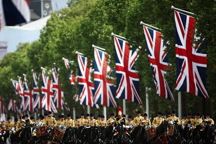 Duizenden mensen verzamelen zich in de buurt van Buckingham Palace ter gelegenheid van de 80e verjaardag van Ve Day