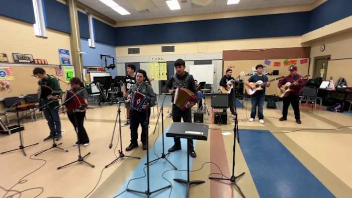 Edison High School Conjunto Band om Classic South Texas Sound naar Battle of Flowers Band Festival te brengen