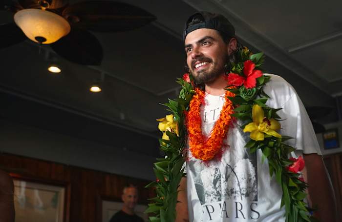 Een Oregon -man die zijn baan opzegde om met zijn kat te zeilen, arriveert bij het juichen van fans in Hawaii