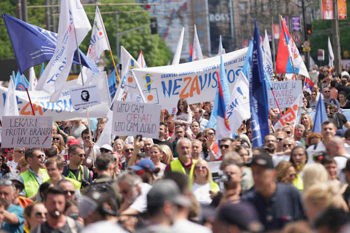 Een Servische rechtbank ruilt de gevangenis voor huisarrest voor 3 van de 6 gevangenisactivisten na druk