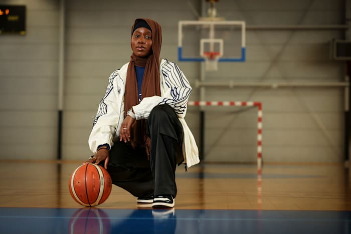 Een ban van het hoofddoek houdt basketbalspelers buiten het veld te houden. Een nieuwe rekening zou het in Frankrijk kunnen maken