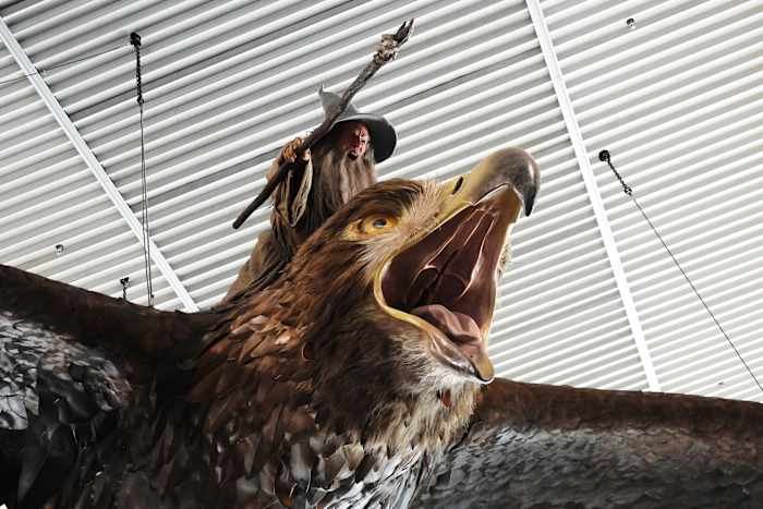Een gigantische sculptuur van Gandalf die op een adelaar rijdt, vertrekt Wellington Airport voorgoed