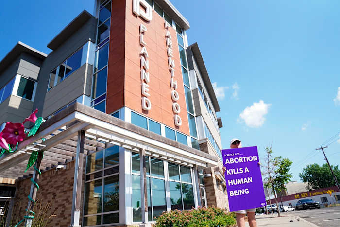 Een partner van de gepland ouderschap is van plan om 4 klinieken te sluiten in Iowa en nog eens 4 in Minnesota