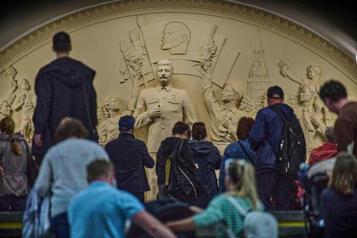 Een standbeeld van Stalin wordt onthuld in de metro van Moskou terwijl Rusland probeert de erfenis van de dictator nieuw leven in te blazen