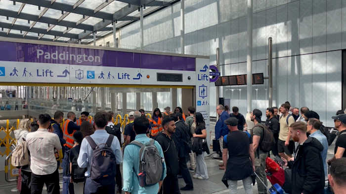 Een stroomstoring verstoort het Subway -netwerk van Londen in de middagspitsuur