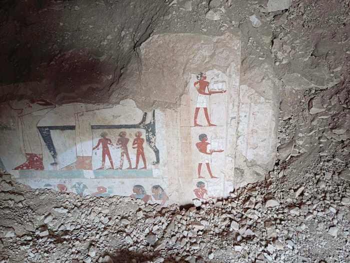 Egyptische archeologen ontdekken drie graven in Luxor
