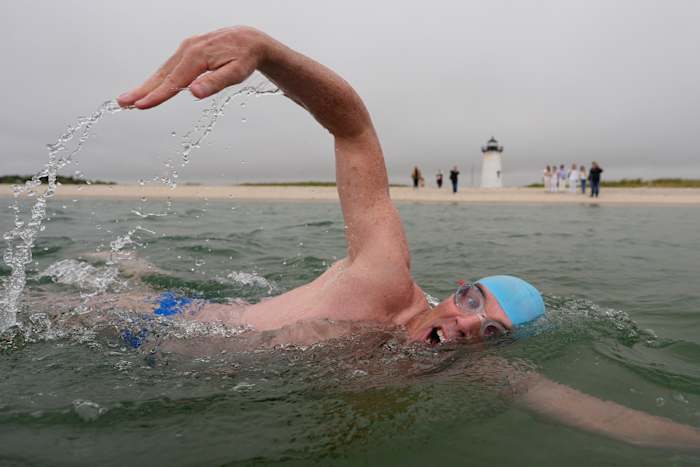 Endurance Swimmer Sluit in de circumnavigatie van Martha's Vineyard voor 'Jaws' 50e